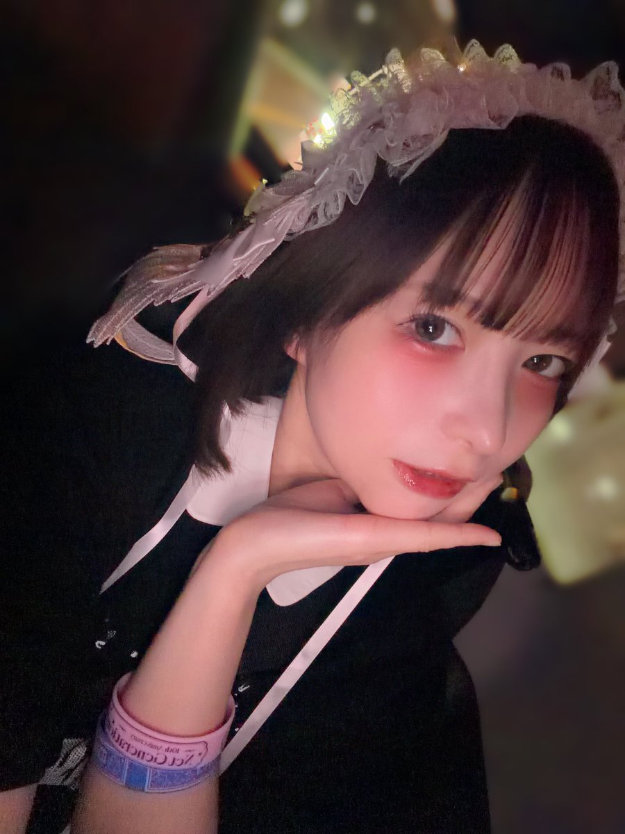 天馬ゆいが公式Xに投稿した「初プロトエデンさいこ〜だった…👼🤍 昨日のヘッドドレスのみさこさん可愛いすぎて今日絶対してこうと思ったら今日は白で余計素敵でした、、😭」の画像