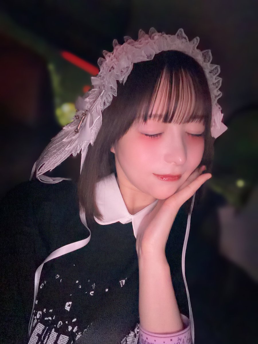 天馬ゆいが公式Xに投稿した「初プロトエデンさいこ〜だった…👼🤍 昨日のヘッドドレスのみさこさん可愛いすぎて今日絶対してこうと思ったら今日は白で余計素敵でした、、😭」の画像