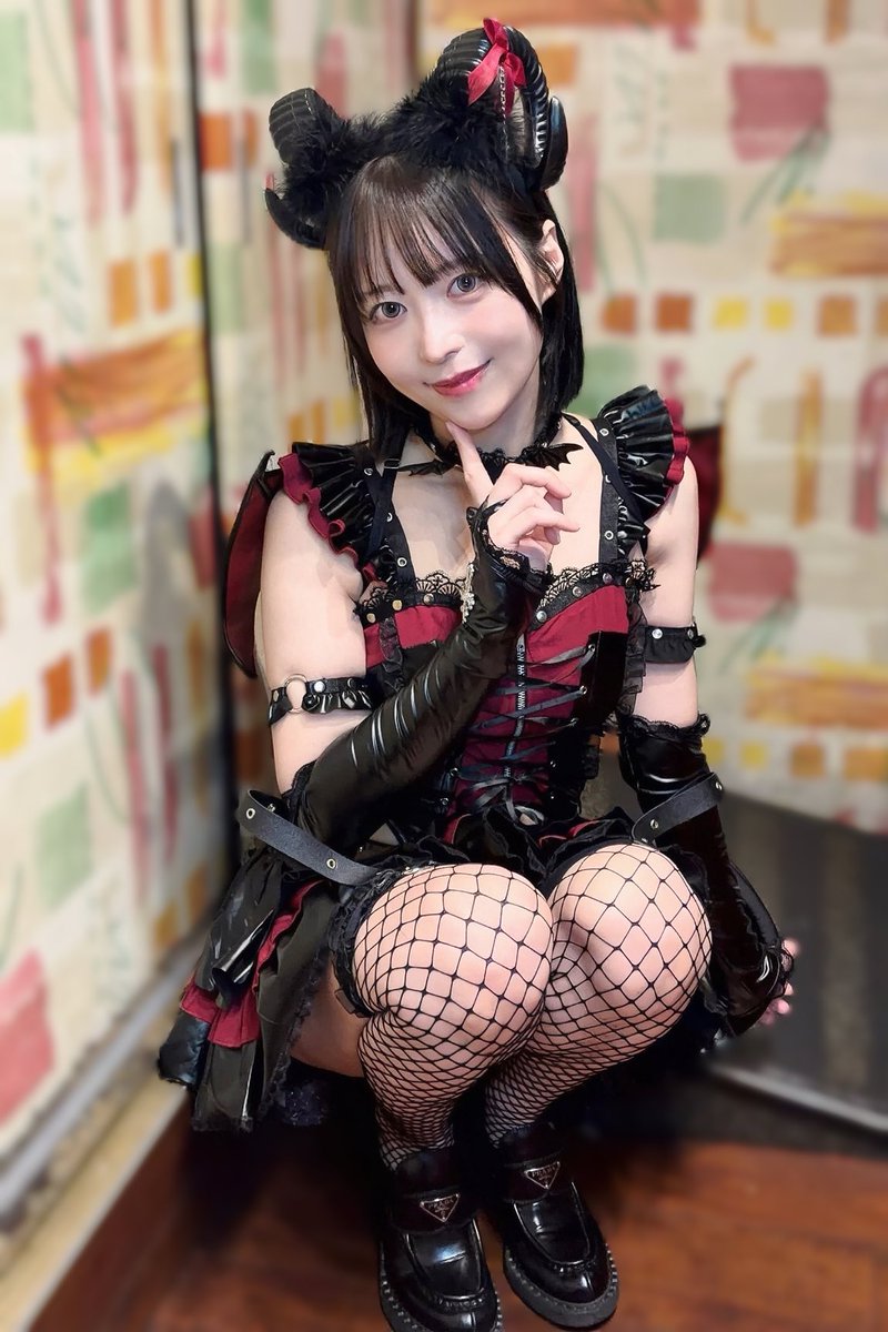 天馬ゆいが公式Xに投稿した「遅れて先日はオフ会ありがとうございました❤️ハロウィンの衣装みんな喜んでくれてよかった💕 みんなとたくさんお喋りできてうれしかったよー！✨ワタシの好みダダ漏れな差し入れもほんとうありがとう大好き🤣🫶 自撮りまったくできてなくて😭当日の写真や動画、ぜひDMで送って下さい💓🙏」の画