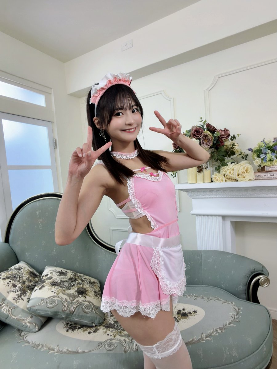 東條なつが公式Xに投稿した「ピンクのメイドさん🩷」の画像