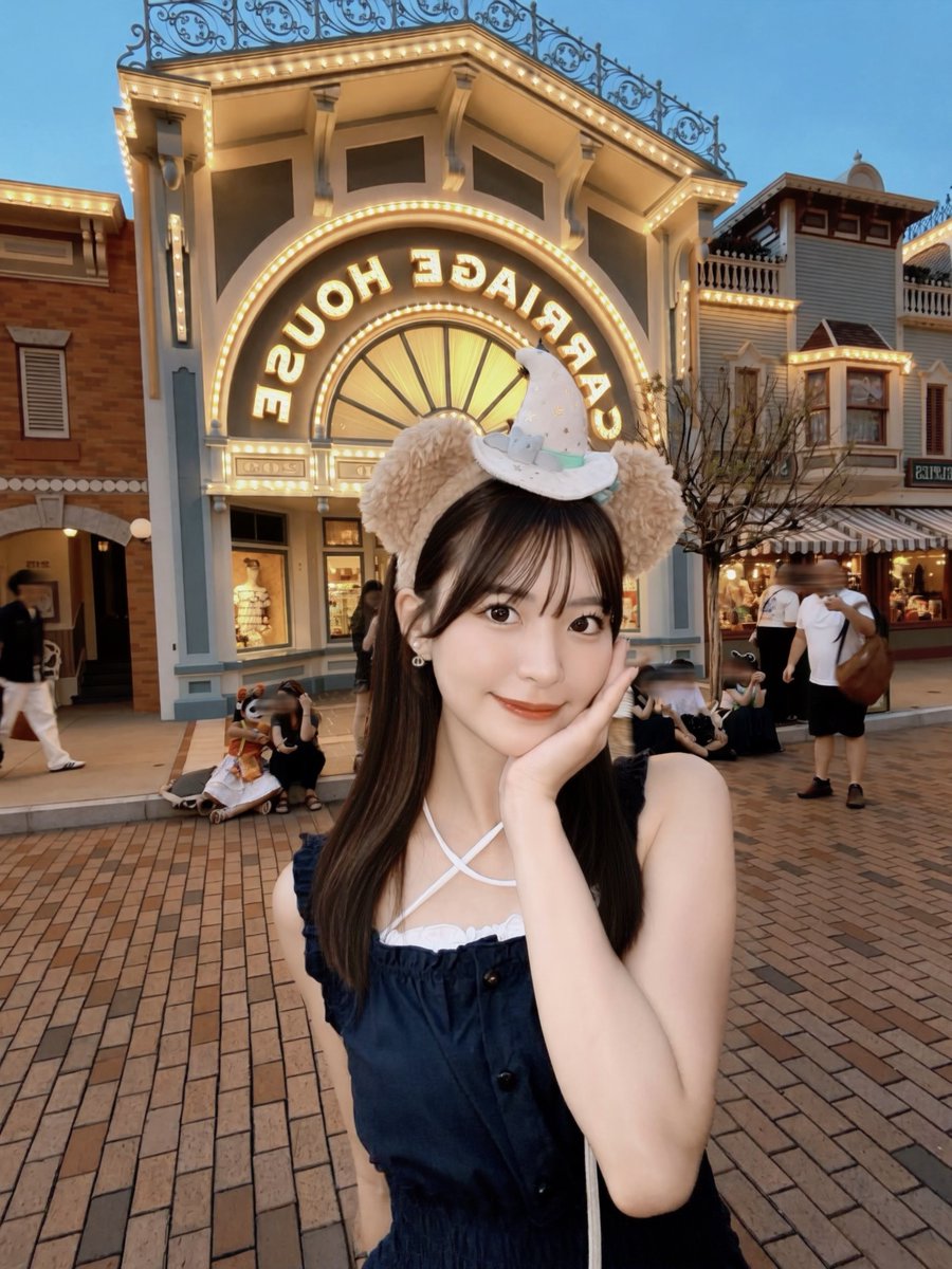 東條なつが公式Xに投稿した「初香港ディズニーいったよん✨ 2日間たくさんのファンの 皆さまに会えますように♪ 待ってるね🍀」の画像