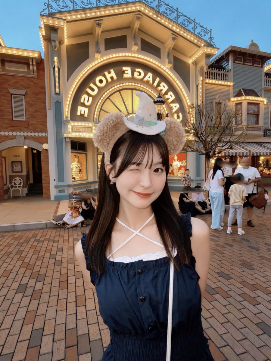 東條なつが公式Xに投稿した「初香港ディズニーいったよん✨ 2日間たくさんのファンの 皆さまに会えますように♪ 待ってるね🍀」の画像