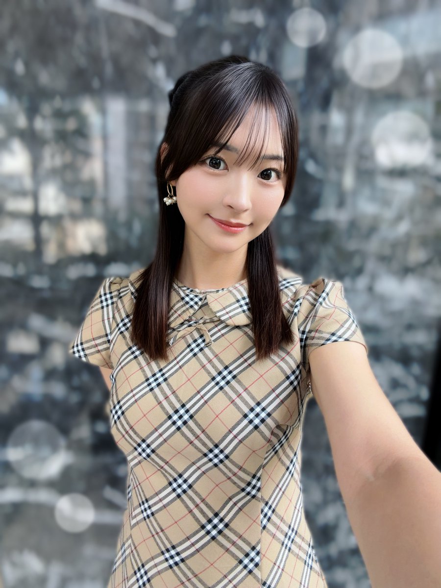 東條なつが公式Xに投稿した「👑色紙プレゼントはこちらの引用ポストから！ 10/30までです！」の画像