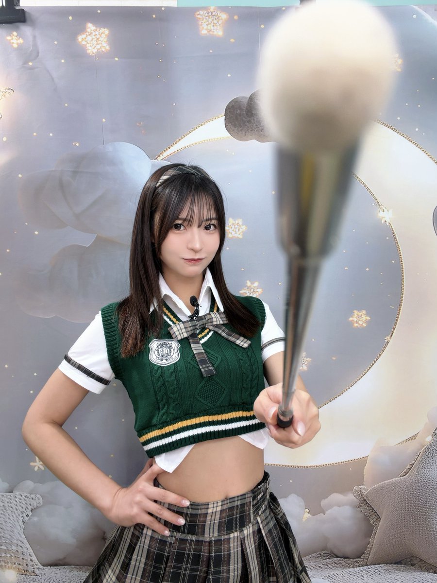 東條なつが公式Xに投稿した「なっちゃんがビシッと教えちゃいまーす⭐︎」の画像