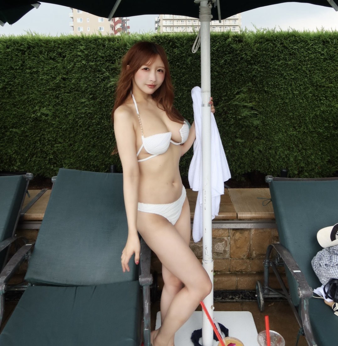 うんぱいが公式Xに投稿した「豪雨のプール🌟👼🏻」の画像