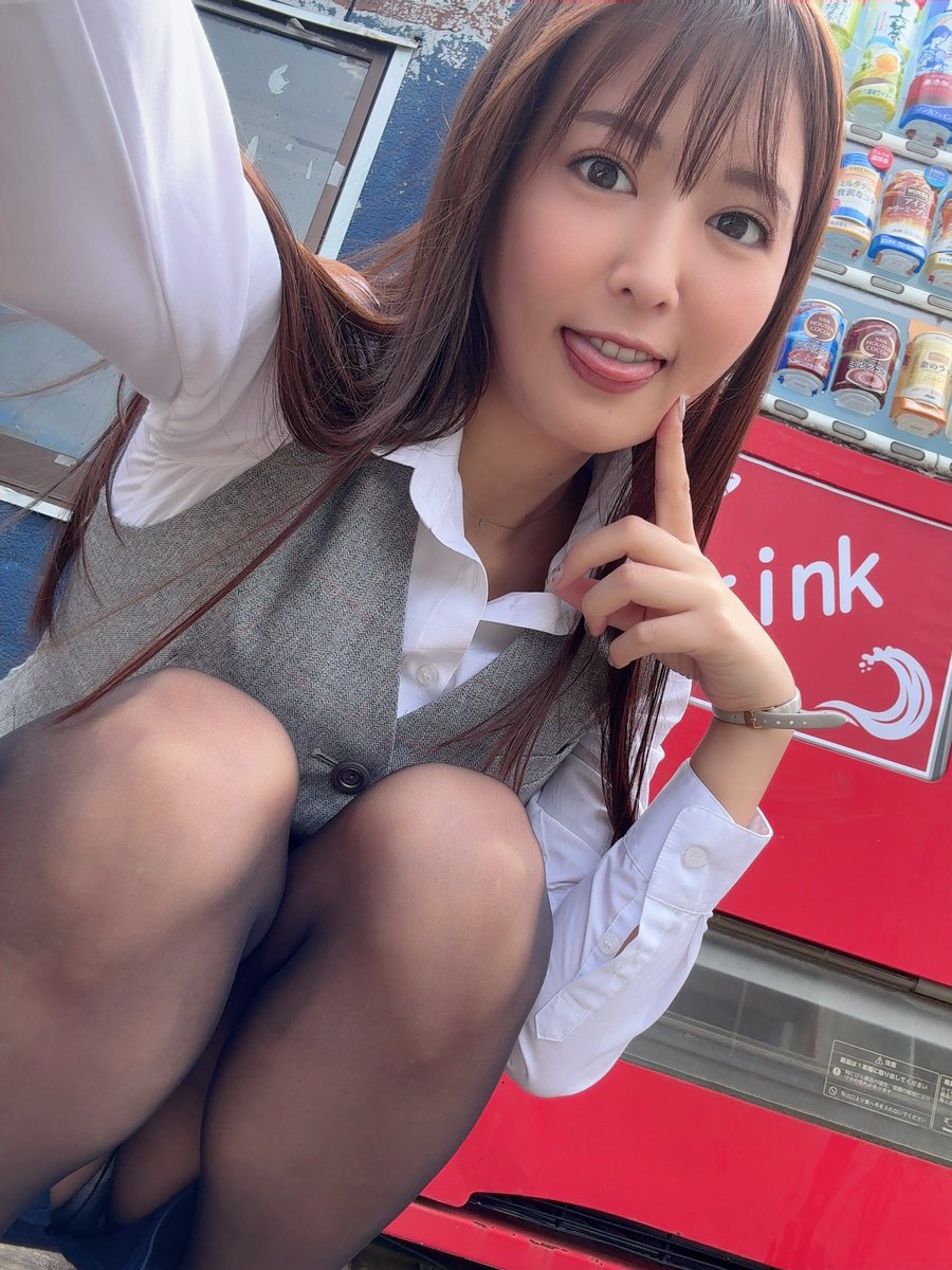 葉月まゆが公式Xに投稿した「べー👅」の画像