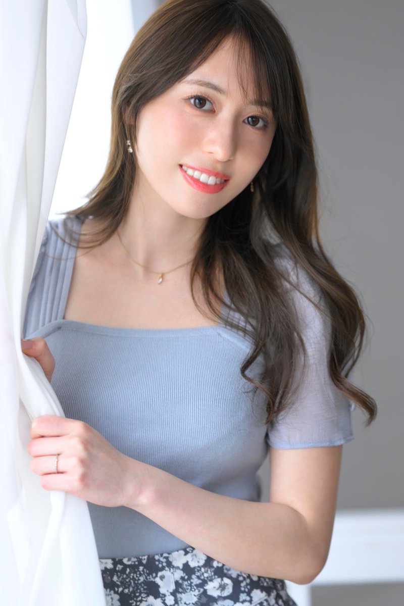 宝生みさとが公式Xに投稿した「←下からみさと 上からみさと→」の画像
