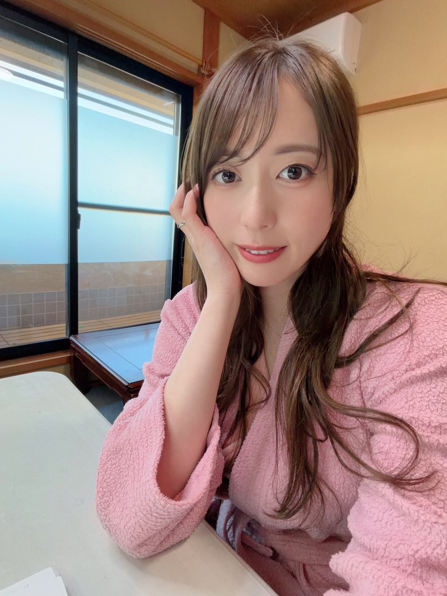宝生みさとが公式Xに投稿した「撮影の合間に、ちょっとひと休み。 皆さんは最近、ちゃんと休めていますか？🤍」の画像