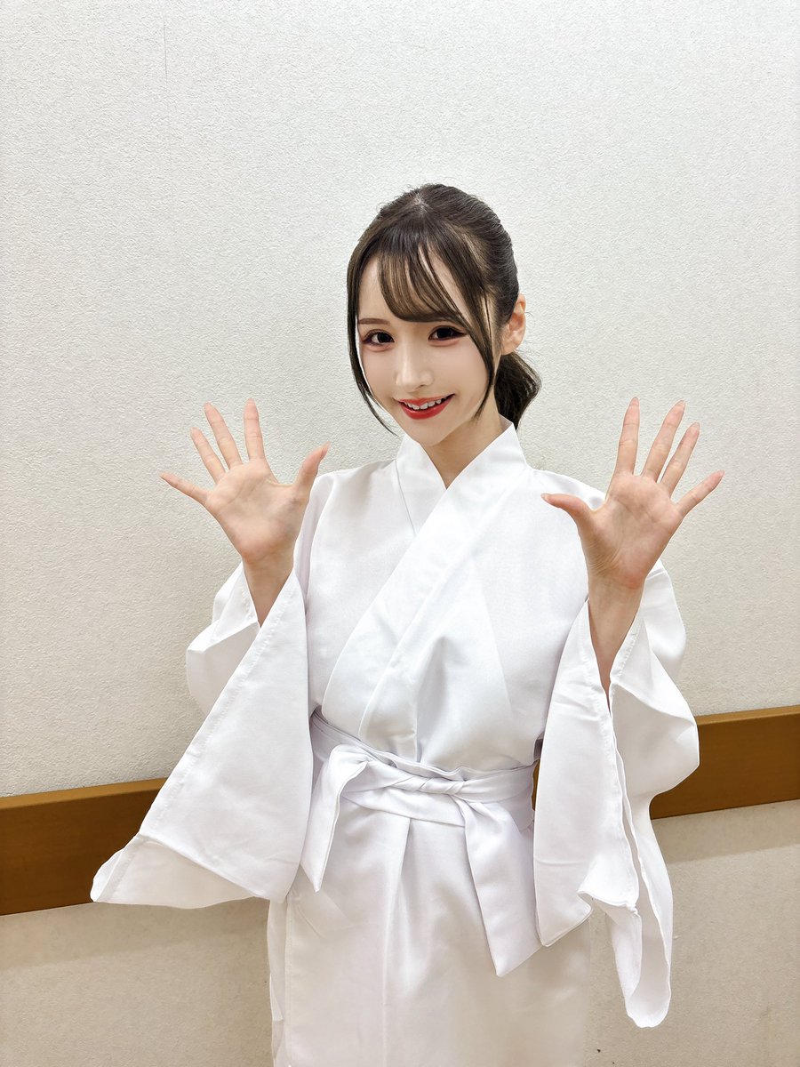 葉月なぎさが公式Xに投稿した「舐めることで、幸せになれる」の画像