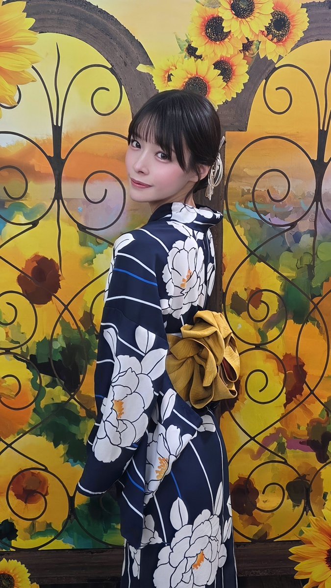 八木奈々が公式Xに投稿した「. . . Blu-ray vol.9・vol.10 発売記念イベント、ありがとうございました✨ なんと今回、過去最高の売上だったみたいです…。 みんなのお陰でまた、番組の寿命が伸びました。 いつも完売にしてくれて本当に、ありがとう。 みんなに浴衣姿を見てもらえて嬉しかったな…👘🎐」の画像